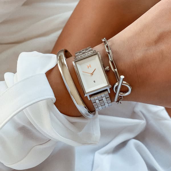 MVMT ad: Signature Square Dakota Silver