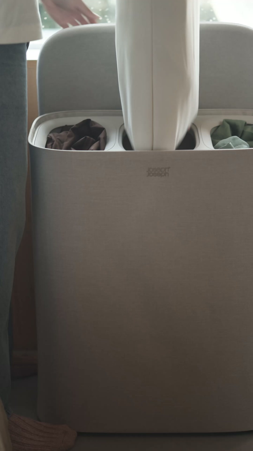 Joseph Joseph ad: Make light of laundry