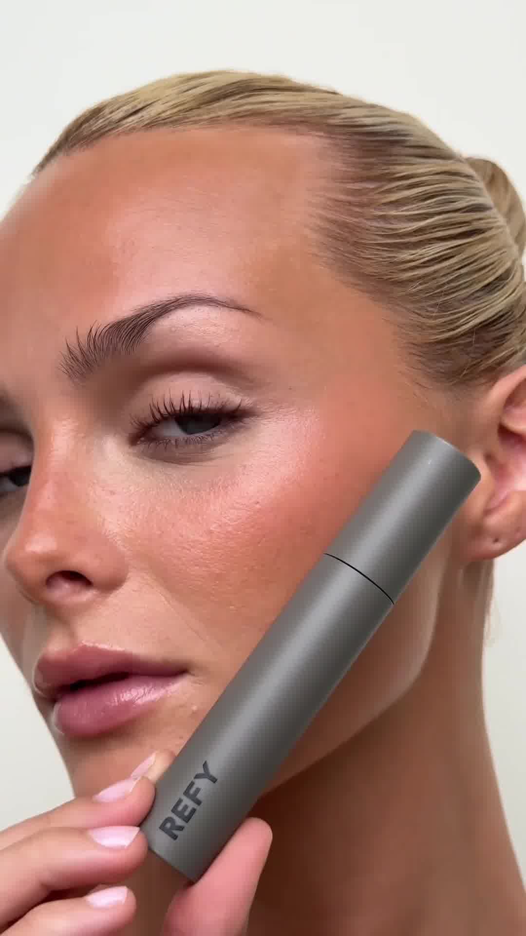 REFY ad: Lash Sculpt in Brown. Separates, lifts and lengthens lashes with up to 12 hours hold.