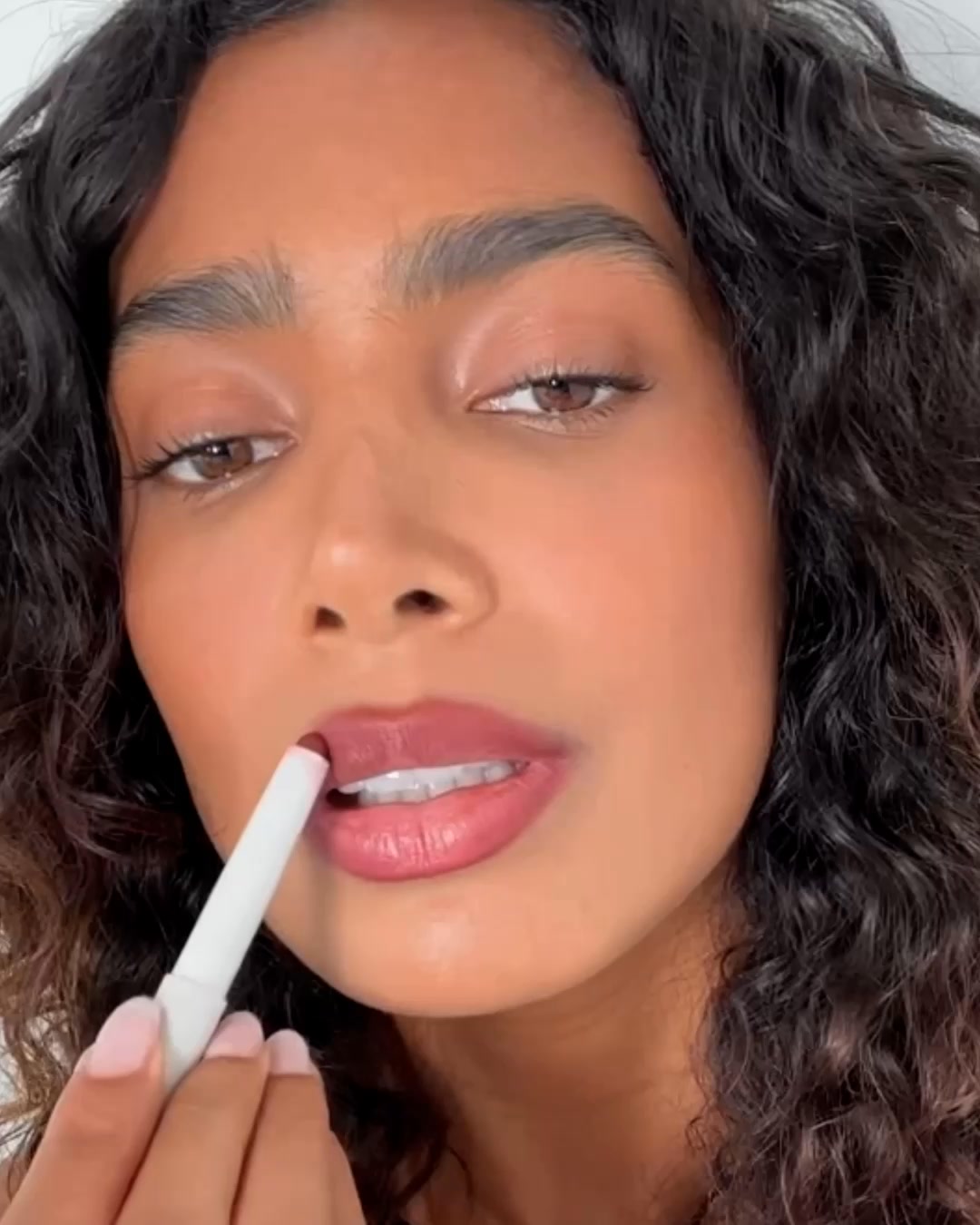REFY ad: Blur Liner. Instantly fuller lips, effortlessly. No need to blend, soften or blur.
