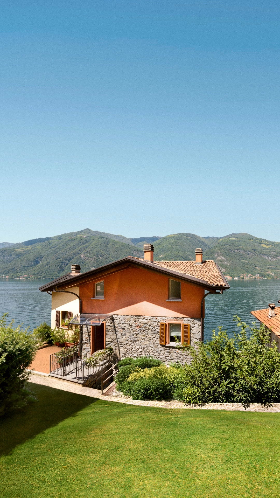 Airbnb ad: airbnb.com
