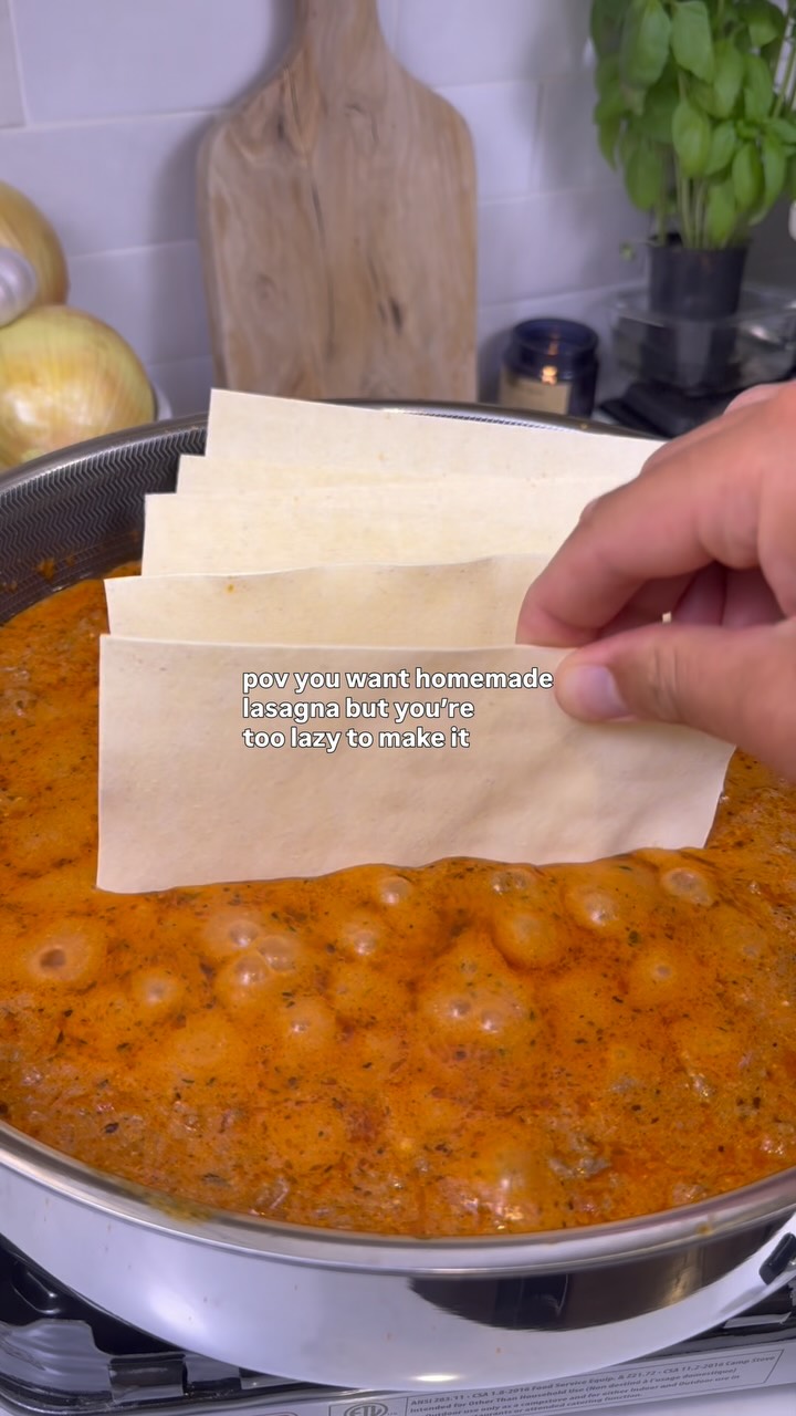 ReciMe ad: Lazy Lasagna 🍝 This is one of the easiest ways to make homemade lasagna. Everything cooks in one pan, there’s no layering, and it tastes ju