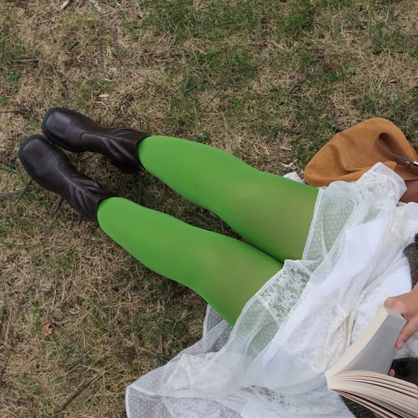 Snag Tights ad: Fresh autumn shades engineered to fit every body