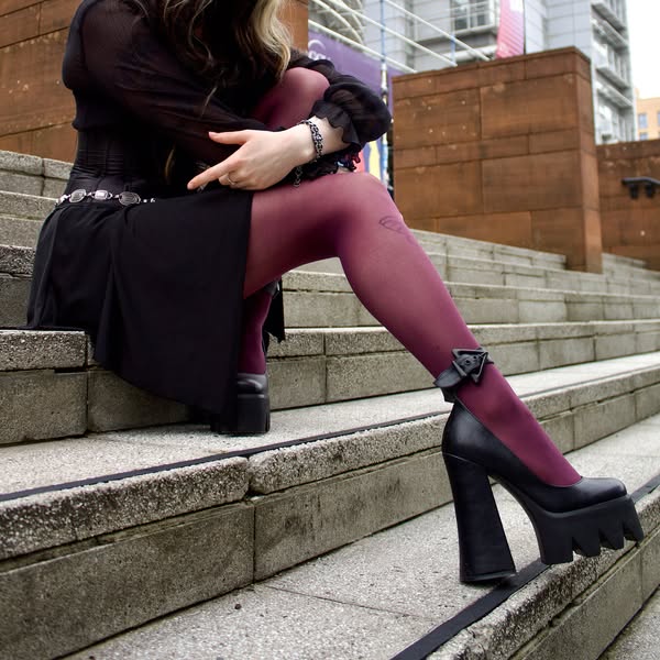 Snag Tights ad: Fresh autumn shades engineered to fit every body