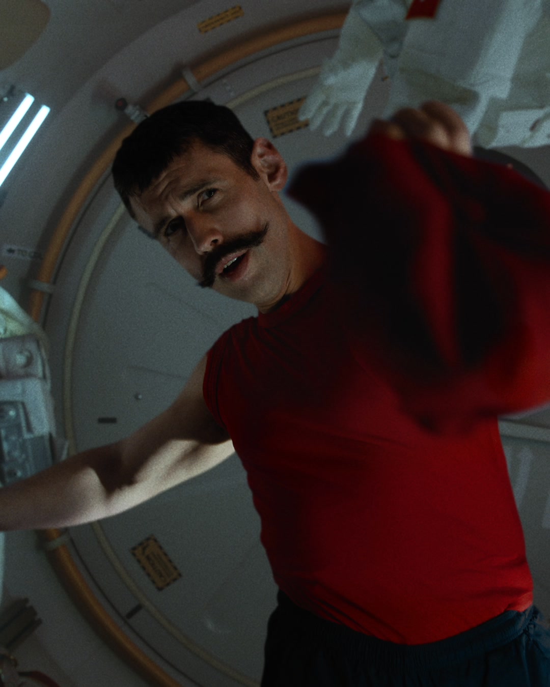 Old Spice ad: Dans l’espace, tout ce dont vous avez besoin, c’est de la fraîcheur 24/7 d’Old Spice. Et idéalement, d’une moustache.