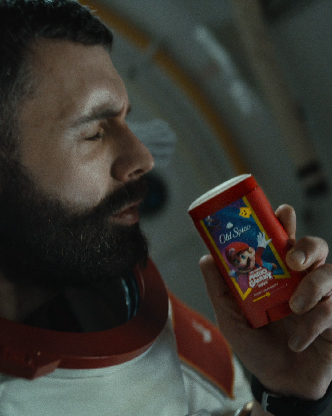 Old Spice ad: Dans l’espace, tout ce dont vous avez besoin, c’est de la fraîcheur 24/7 d’Old Spice. Et idéalement, d’une moustache.