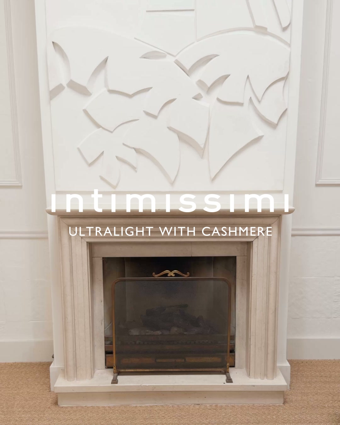 INTIMISSIMI ad: Meet Ultralight with Cashmere