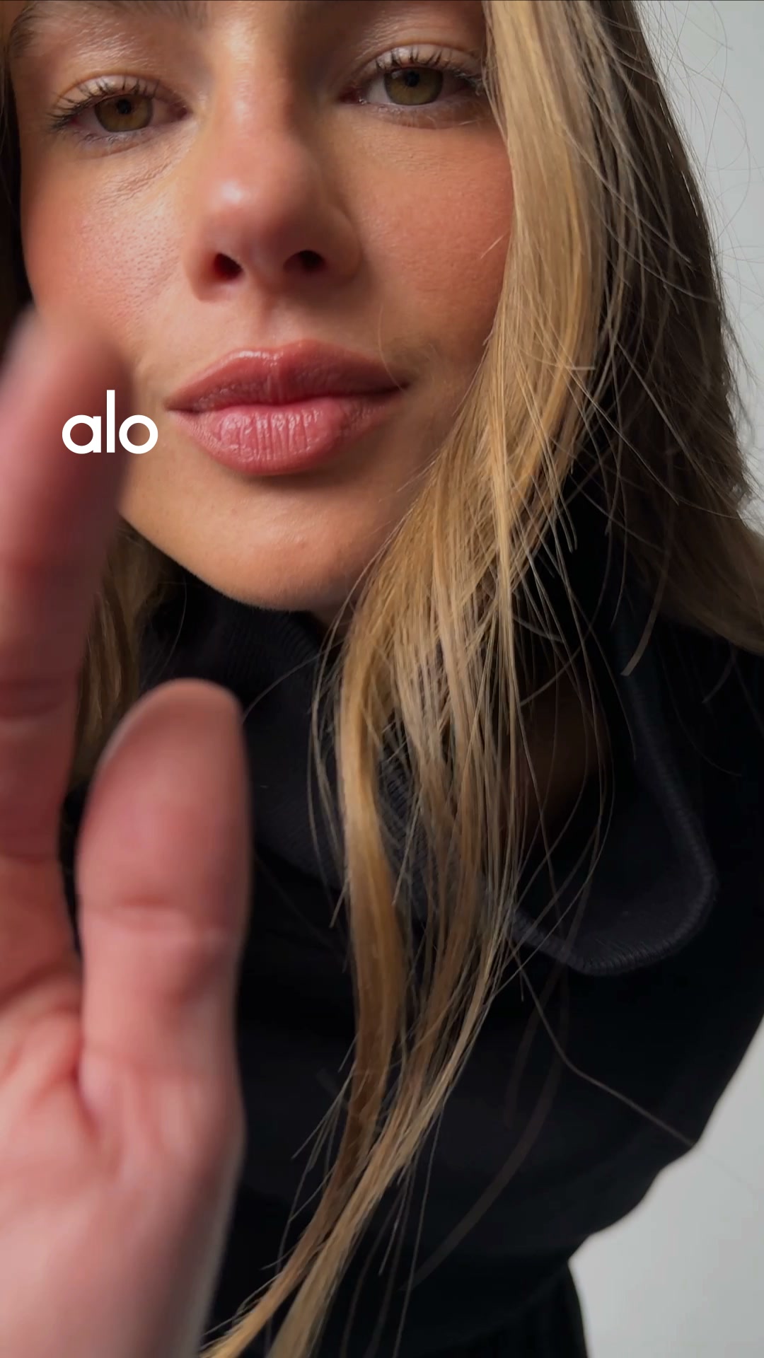 Alo Yoga ad: The Suit Up Trouser