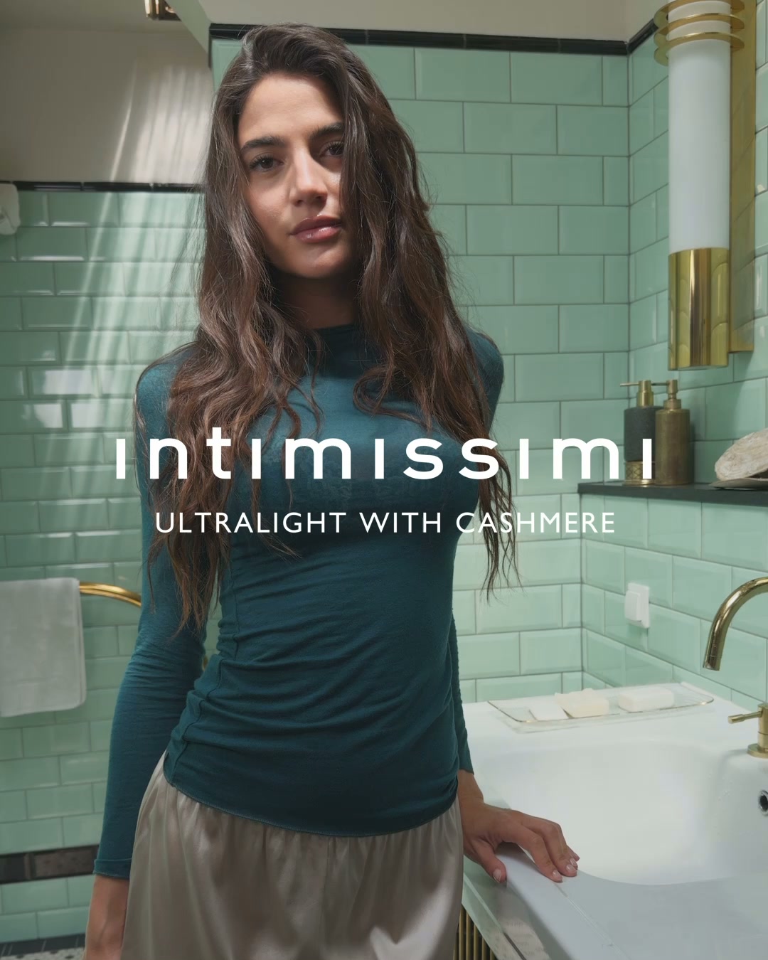 INTIMISSIMI ad: Meet Ultralight with Cashmere