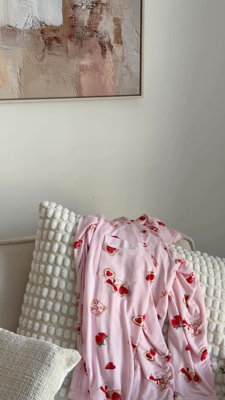Boux Avenue ad: Sunday mornings with nowhere to be 🫶🏻🥞🍵☁️✨ @bouxavenue #pyjamas #bouxavenue #pyjamaset #sundaymorning #cosyhome