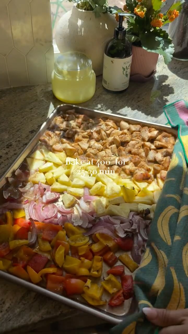 ReciMe ad: 🍍🍗🫑One Pan Hawaiian-Inspired Chicken Ingredients: • 2–3 chicken breasts (or thighs) • 2 bell peppers, sliced • 1 red onion, sliced • 1–2